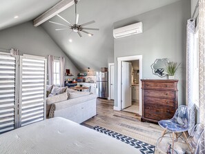 5 bedrooms, desk, WiFi, bed sheets - Boomer Bungalow (Eufaula)