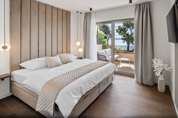 6 bedrooms, iron/ironing board, WiFi, bed sheets