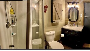 Un baño con inodoro, lavamanos y espejo.