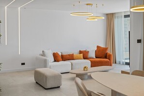 Televisión, consola de videojuegos, futbolito y tenis de mesa 
