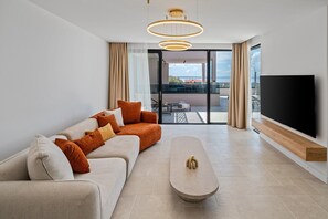 Televisión, videojuegos, futbolito, mesa de ping pong