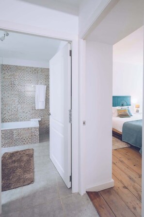 2 chambres, fer et planche à repasser, Wi-Fi, draps fournis