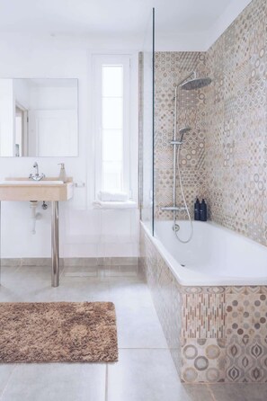 Douche, serviettes fournies