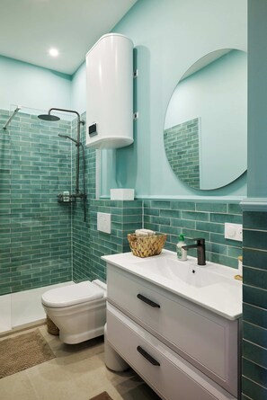 Shower, free toiletries, hair dryer, towels - Old Town Apartments By Villa Botanica (Cannes)
