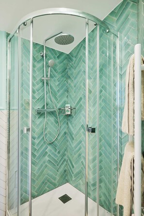 Shower, free toiletries, hair dryer, towels - Old Town Apartments By Villa Botanica (Cannes)