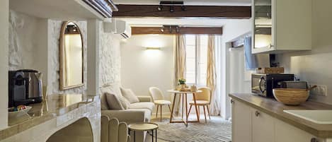 Superior Apartment, City View | Living room