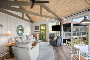 Casa, letti multipli, balcone (869 Fiddlers Ridge) | Area soggiorno | TV a schermo piatto 42 pollici con canali digitali