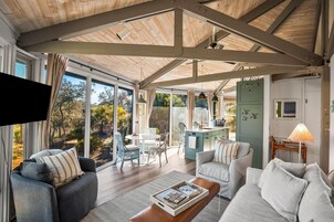 Casa, varias camas, balcón (869 Fiddlers Ridge) | Zona de estar | Televisión de pantalla plana de 42 pulgadas con canales digitales