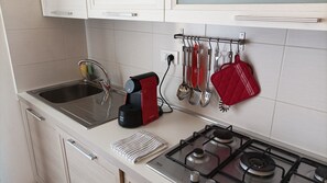 Frigorifero, microonde, forno, piano cottura