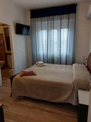 2 bedrooms, desk, iron/ironing board, travel crib