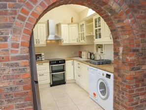 Dishwasher, cookware/dishes/utensils - Kilcash Castle Cottage (Kilcash)