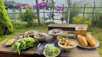 Basic-Zelt, Terrasse, Hügelblick | Blick auf die Berge