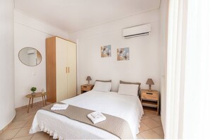 3 chambres, coffres-forts dans les chambres, fer et planche à repasser