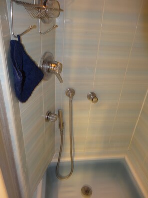 Dusche, Haartrockner, Toilettenpapier
