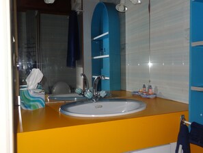 Een douche, een haardroger, toiletpapier