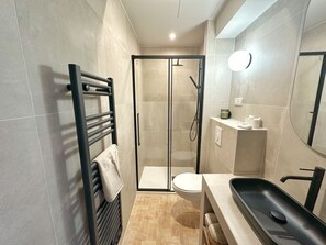 Sèche-cheveux, serviettes fournies