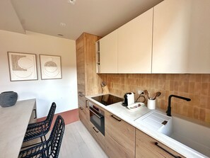 Réfrigérateur, micro-ondes, four, plaque de cuisson