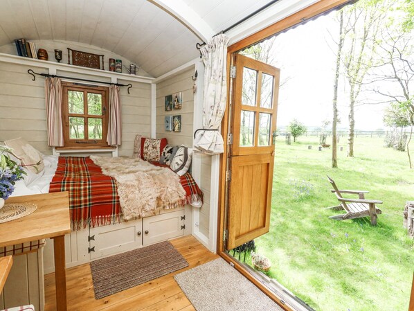 1 bedroom, individually decorated, individually furnished - Sika (Dorchester)