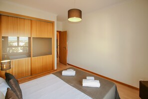 2 chambres, fer et planche à repasser, Wi-Fi gratuit, draps fournis