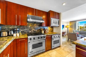 Een koelkast, een microgolfoven, een oven, een vaatwasser