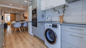 Geladeira, micro-ondas, fogão, cooktop