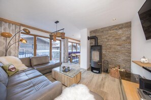 Chalet | Living area | Fireplace