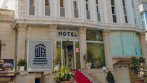 Un edificio histórico con un letrero que dice 'White House Hotel'.