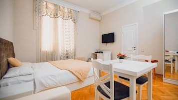 Deluxe Double or Twin Room | Hypo-allergenic bedding, iron/ironing board, free WiFi, bed sheets