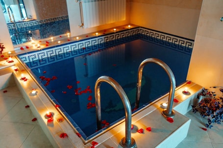 Una piscina cubierta