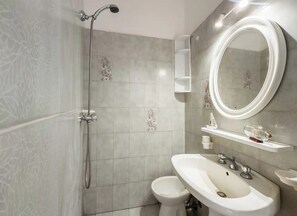 Departamento, balcón | Baño | Regadera y bidet 