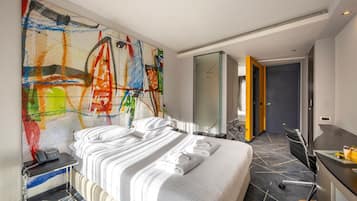 Phòng đôi Tiêu chuẩn | Minibar, bàn, khu vực làm việc phù hợp cho laptop, phòng cách âm