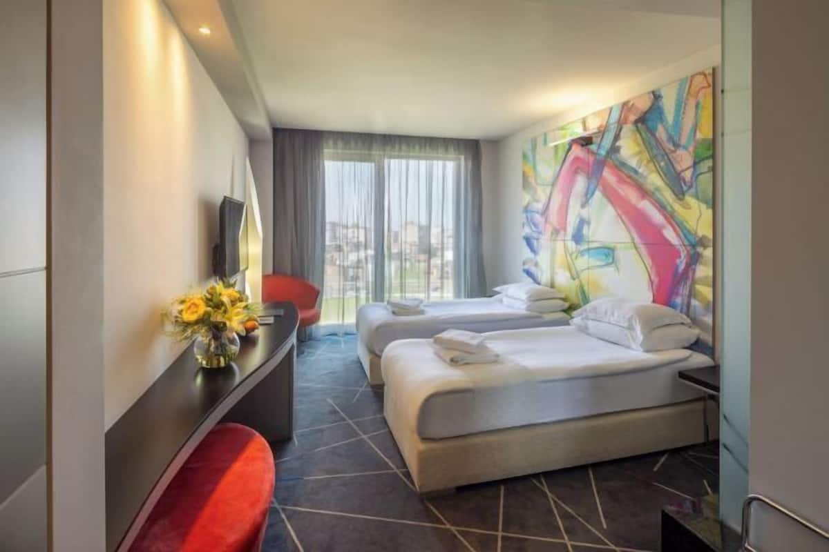 1 habitación, minibar, escritorio y espacio para trabajar con laptop