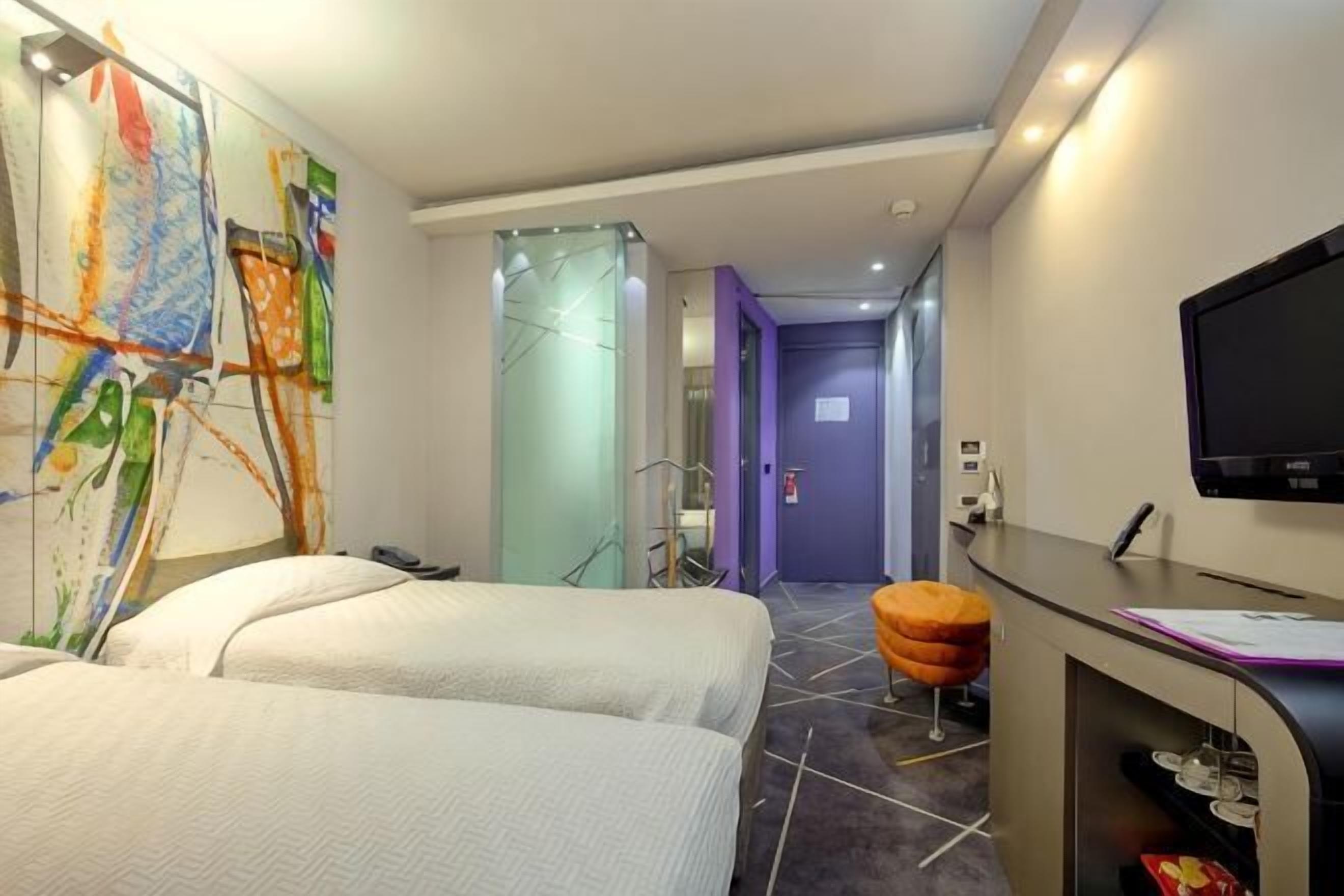 Minibar, bureau, espace de travail pour ordinateur portable