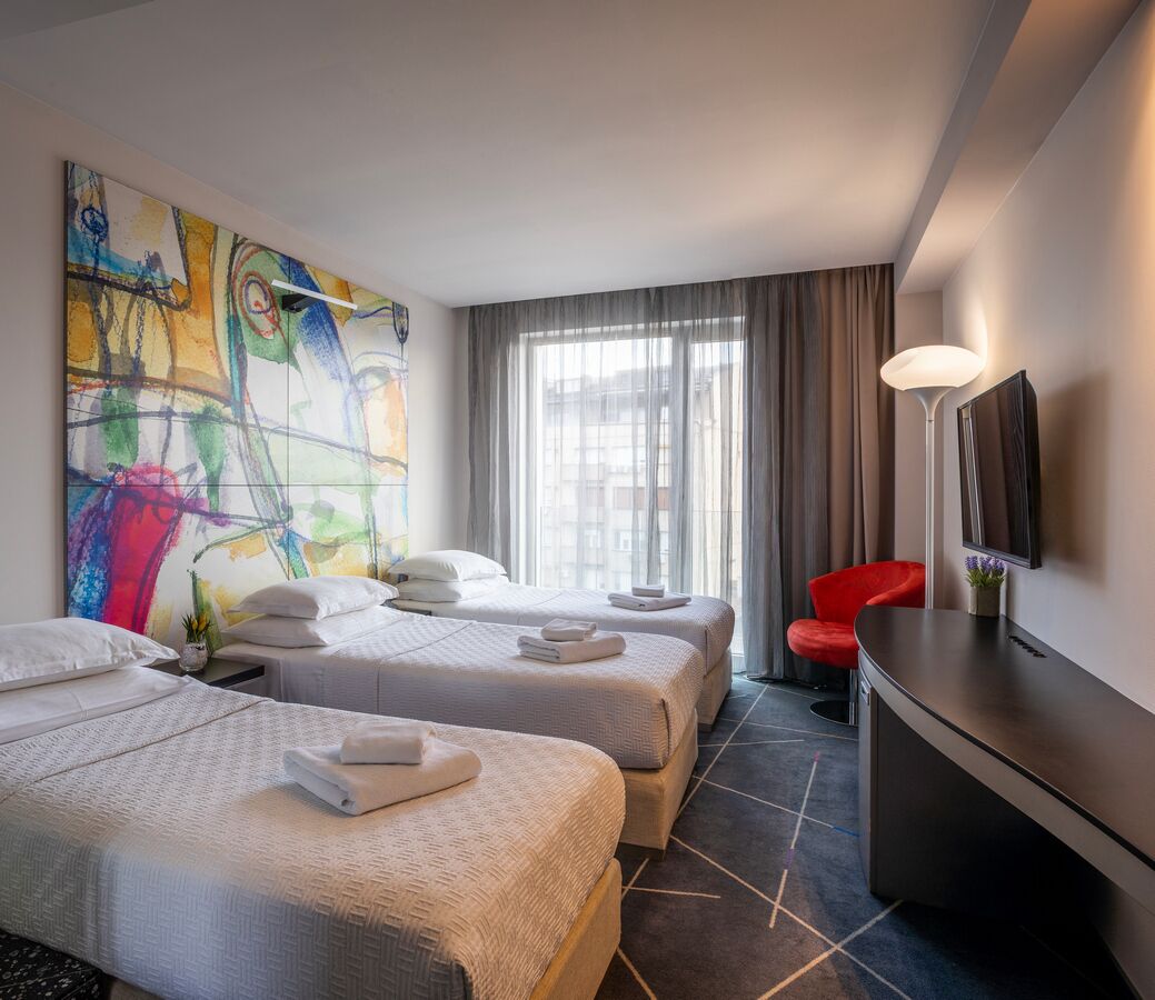 Tripla Standard | Minibar, una scrivania, postazione laptop, insonorizzazione