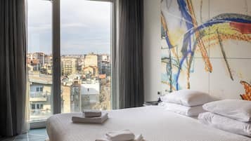 Quarto solteiro econômico | Frigobar, escrivaninha, espaço de trabalho para notebook