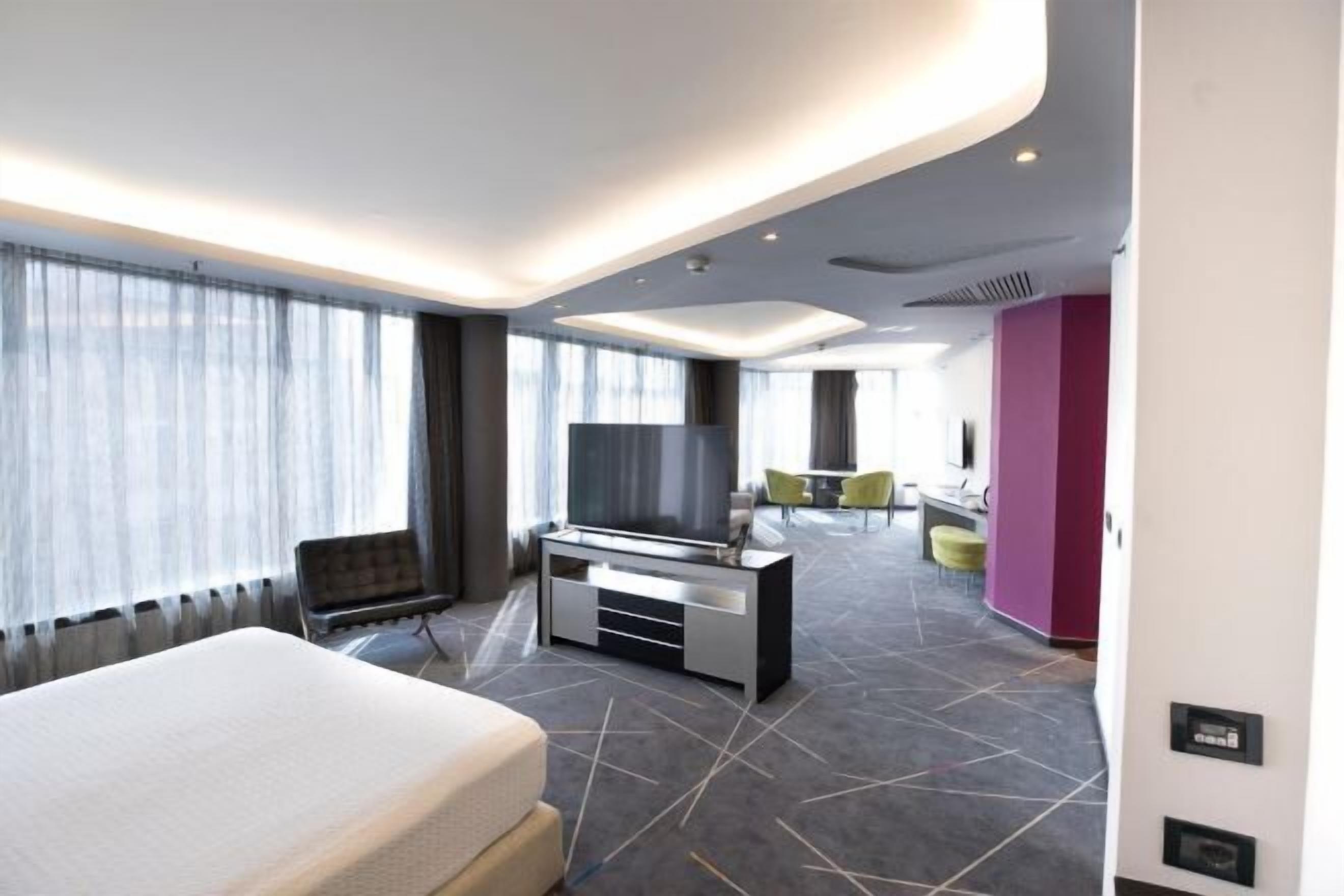 Een minibar, een bureau, een laptopwerkplek, geluiddichte muren