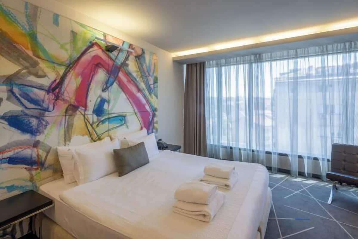 1 bedroom, minibar, desk, laptop workspace