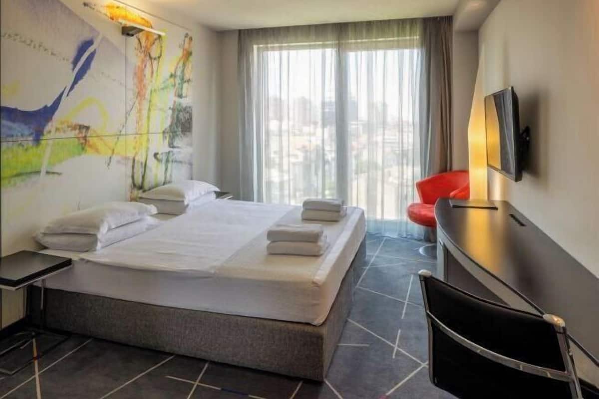 1 bedroom, minibar, desk, laptop workspace