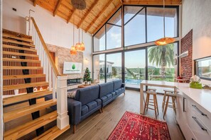 高级别墅, 山景 | 起居区 | 50-英寸LED 电视（配备卫星频道）