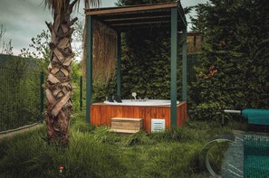 Deluxe Bungalow, Mountain View | Private spa tub