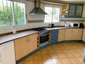 Fridge, microwave, oven, coffee/tea maker - Rustic house Denia beach (Dénia)