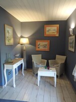 Chambre Double, vue jardin | Coin séjour | Télévision