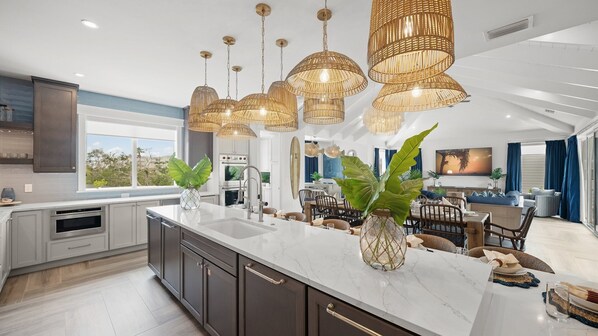 Réfrigérateur, four à micro-ondes, un four, surface de cuisson