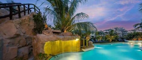 Una piscina al aire libre, una piscina climatizada