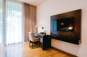 华丽双人房, 阳台, 花园景观 | 办公桌、笔记本电脑工作区、免费 WiFi