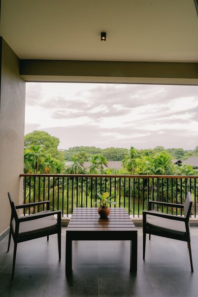 Waters Edge Hotel
