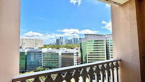 Un balcon offrant une vue sur des immeubles modernes, notamment les bureaux de Cognizant et le bâtiment de la Bourse de Londres (LSEG).