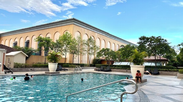 حمّام سباحة خارجي