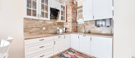 Apartment (17) | Cuisine privée | Réfrigérateur, plaque de cuisson, bouilloire électrique
