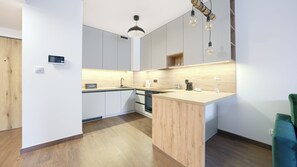 Apartament (18) | Cocina privada | Refrigerador, parrilla de estufa y tetera eléctrica 